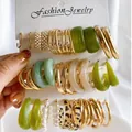 Dettaglio set di 17 orecchini alla moda con cerchi dorati, anelli in resina e perle - Set di Cerchi in Oro e Resina con Stampa Leopardata (5694401)