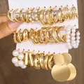 Set di 17 paia di orecchini a cerchio dorati a spirale e perle sintetiche da donna - Collezione di orecchini di perle artificiali dorate (6159601)