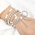 Elegante conjunto de pulseras multicapa de cuentas CCB plateadas con perlas y detalle de lazo - Estilo colgante de lazo de perla / Set de 5 piezas / Plateado