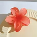Detaillierte Makroansicht einer orangefarbenen, durchscheinenden Frangipani Haarklammer - Verlauf Orangerot Stil (735004)