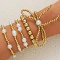 Conjunto de pulseras creativas de cuentas CCB doradas con perlas y detalle de lazo único - Estilo colgante de lazo de perla / Set de 5 piezas / Dorado