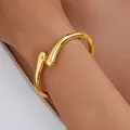 Minimalistischer goldener Wassertropfen-Armreif mit polierter Oberfläche und Design - Asymmetrischer Armreif mit Wassertropfen-Öffnung (6269501HB) / Gold