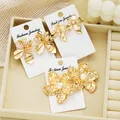 Drei Paar Vintage-Goldohrringe mit Blumenmuster und Perlen auf einer weißen Karte - Goldene Blume Perle Ohrstecker Drei Stile (6459501HB)