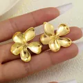 Modische vergoldete Ohrstecker mit gefalteten Blumen für Damen an den Fingerspitzen - Simulierter Stempel Goldene Blumenohrstecker (6278701HB)