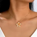 Modische goldene Blumen-Halskette mit strukturierten Blütenblättern auf einer feinen Kette - Goldene Blumenanhänger Halskette (6469001)