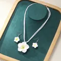 Minimalistisches Schmuckset mit weißen Frangipani-Blüten und gelbem Farbverlauf - Gelb-Weiß Verlauf Plumeria Halskette Ohrringe Set (6293103HB)