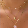 Primer plano del conjunto de collar dorado de varias capas con colgante de caracola - 6495401hb