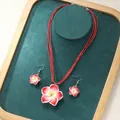 Modisches Set aus Halskette und Ohrringen mit roten Plumeria-Blüten und Seidenkordel - Rot-Weiß Verlauf Plumeria Halskette Ohrringe Set (6293104HB)