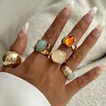 Bagues dorées géométriques irrégulières avec pierres précieuses sur une main - Bague avec Incrustation de Gemmes Irrégulières (6503701HB) / 5 Pièces / Or