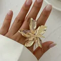 Auffälliger großer Goldblumenring mit strukturierten Blütenblättern und Bürstenfinish - Großer Goldener Lagenblütenring (6205001HB)