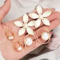 Ohrring-Set aus Gold mit Blumen und Perlen, inklusive strukturierten Blütenblättern - Goldene Blume Perle Ohrring Kombination (6342501HB)