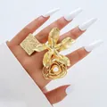 Goldener Klumpenring mit strukturierter Metallplatte, Blume und einer Kunstperle - Gold Gehämmerte Blume Perle Kombination Ring (6412501HB)