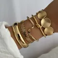 Set de cinco pulseras doradas con diseño de hoja y acabados metálicos texturizados - Juego de 5 Piezas Minimalista Dorado (6475701HB)