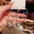 Poliierte silberne Herz-Ohrringe mit großen Ringen und glänzender Metalloberfläche - Silber