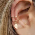 Ear cuff dorado de doble capa con colgante de hoja y diseño minimalista creativo - Estilo de Colgante de Hoja de Doble Capa Dorado (F1918) / Dorado