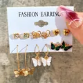 Set di 6 paia di orecchini a farfalla dorati con cuori in acrilico e strass - 51722HB-Stile Occidentale-Orecchini in Metallo Strass Perla Set 6 Pezzi