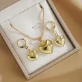 Elegantes Set aus goldener Herz-Halskette und passenden Ohrringen in einer Schmuckschatulle - 3D Gold Herz Halskette und Ohrringe Set (5972801HB) / Umweltfreundliche Legierung / Gold
