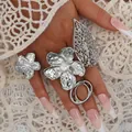 Juego de anillos florales geométricos plateados con perlas y detalle de hoja - Juego Floral de Hojas Huecas (6543401HB) / Set de 4 piezas / Plateado