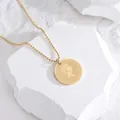 Collana con moneta ritratto regina placcata oro 18k su fondo in pietra decorata - Oro