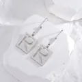 Orecchini minimalisti in acciaio al titanio argento con ciondolo a lettera R traforata - Argento