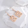 Orecchini in acciaio al titanio oro rosa con pendente a forma di lettera R quadrata - Oro rosa