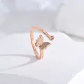 Anello regolabile in titanio oro rosa con farfalla satinata e dettagli in zircone - Anello