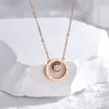 Collana in oro rosa con numeri romani e cristalli su un pendente a doppio anello - Pendente a Doppio Anello con Numeri Romani (YQXL0044) / Oro rosa