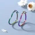 Dettaglio di orecchini a cuore in acciaio inossidabile con finitura arcobaleno vivace - Iridescente