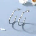 Dettaglio degli orecchini a cerchio a forma di cuore in acciaio inossidabile argento - Argento