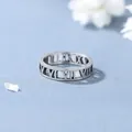 Anello minimalista in acciaio con numeri romani traforati su sfondo azzurro - US 7 / Argento
