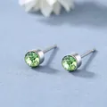 Dettaglio di orecchini con cristallo verde e montatura in acciaio inossidabile - Verde