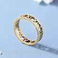 Anello minimalista in acciaio al titanio dorato con numeri romani traforati - US 7 / Oro