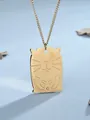 Vista dettagliata del ciondolo a forma di gatto dorato con naso a cuore e piccolo diamante - Collana con Targhetta Gatto Oro