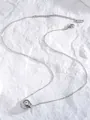 Vue détaillée du collier argenté à chiffres romains et anneaux sertis de zircons - Collier / Acier