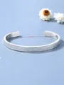 Dettaglio del bracciale aperto in argento con numeri romani e diametro interno di 5,8 cm - Argento
