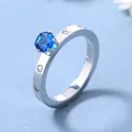 Eleganter Ring aus Titanstahl mit rundem blauem Edelstein und Zirkon-Akzenten - US 7 / Blau