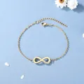 Dettaglio del bracciale dorato con simbolo dell'infinito, catena regolabile e chiusura - Stile Infinito Oro / Oro