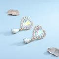 Dettaglio di orecchini a cuore con strass e ciondoli in cristallo colorato - Aurora boreale