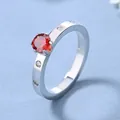 Bague en argent poli avec pierre précieuse rouge ronde et accents de diamants - Rouge