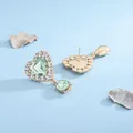 Eleganti orecchini a cuore dorati con cristalli verde chiaro e strass scintillanti - Verde chiaro