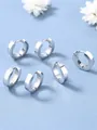 Tre paia di orecchini a cerchio in acciaio inossidabile argento lucido su sfondo blu - Colore acciaio