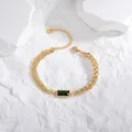 Bracciale a catena a O placcato oro con pietra verde rettangolare e chiusura a moschettone - Bracciale Asimmetrico (Nero) / Nero