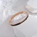 Dettaglio del bracciale placcato oro rosa 18K con inserti in smalto nero e chiusura a cerniera - Oro Rosa (Smalto Nero)