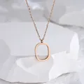Collana minimalista in oro rosa con ciondolo a forma di O su sfondo di pietra bianca - Oro rosa