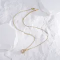 Elegante collar dorado con colgante de piedra lunar rodeado de cristales de circonita blanca - Dorado
