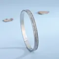 Elegante bracciale rigido in acciaio argentato con scintillanti zirconi incastonati - Argento