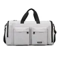 Bolsa de viaje gris claro con múltiples bolsillos, compartimento de zapatos y correa - Gris