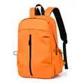 Mochila streetwear naranja impermeable con cremallera negra y correas ergonómicas de malla - Naranja