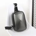 Zaino monospalla uomo grigio scuro trama carbonio con lucchetto a combinazione antifurto - Grigio