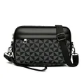 Borsa a tracolla da uomo in pelle opaca con motivo geometrico jacquard in nero - Motivo geometrico a triangoli / Nero Mulino a Vento